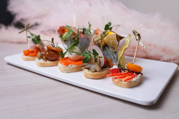 Beyaz bir tabakta farklı hislerle bezenmiş