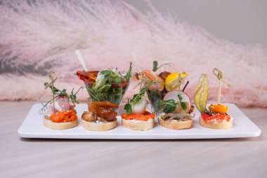 Beyaz bir tabakta farklı hislerle bezenmiş