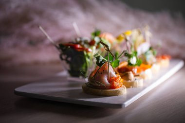 Beyaz bir tabakta farklı hislerle bezenmiş