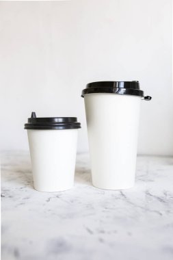 Fasulyeli karton kahve. Karton bardaklar ve kahve çekirdekleri.