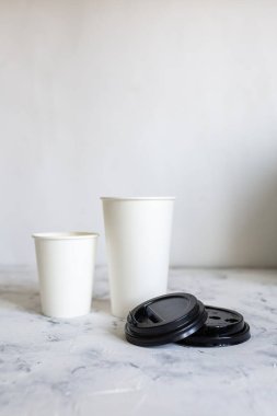 Kapaklı karton kahve fincanlarını aç