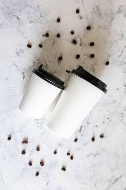 Kartondan kahve fincanları mermer arkaplan manzaralı..