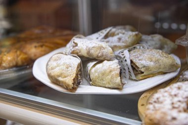 Lezzetli taze tatlı sergileniyor..