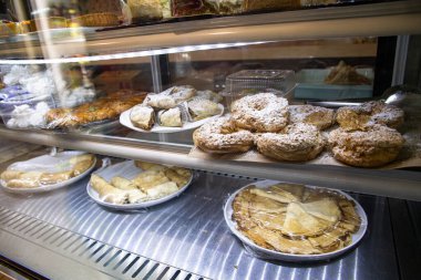 Lezzetli taze tatlı sergileniyor..