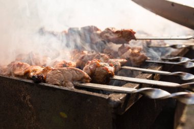 Yazın ızgarada barbekü pişirmek..