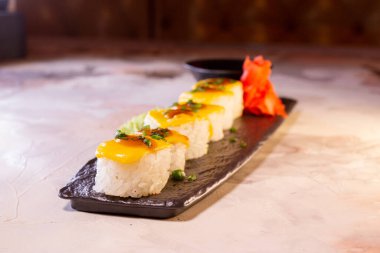 Sarı soslu dürüm. Japon mutfağı..