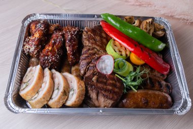 Metal ambalajda taze ızgara et teslimatı.