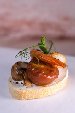 Karides ve domatesli taze ekmek.