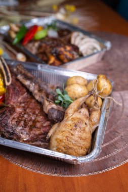 Metal ambalajda taze ızgara et teslimatı.