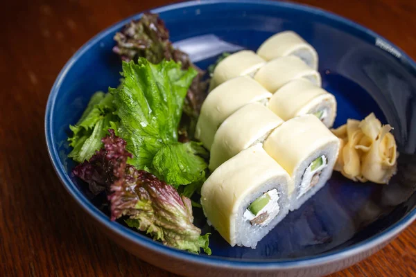 Rolos Cozinha Japonesa Com Queijo Branco — Fotografia de Stock