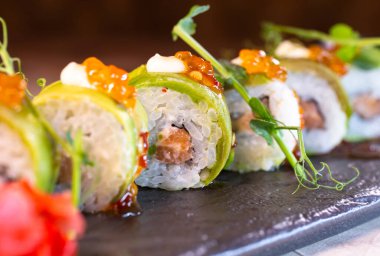 Japon dürümleri ve siyah tabaklar..