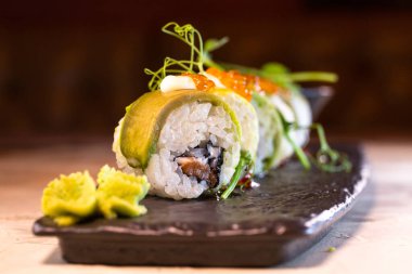 Japon dürümleri ve siyah tabaklar..