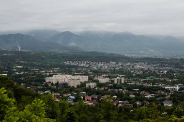 Yaz manzarası dağlardan Almatı şehrine kadar.
