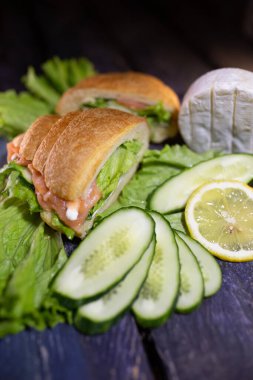 Somon, marul ve taze salatalıklı kruvasan..