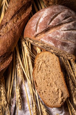 Çeşit çeşit taze ekmek ve buğday dikenleri..