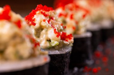 Japon yemeği, yakın plan peynirli pirinç rulosu..