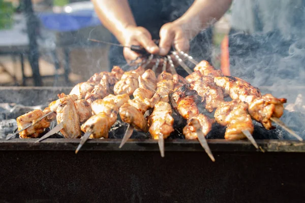 Cocinero Barbacoa Cocina Carne Pinchos Una Barbacoa Calle — Foto de Stock