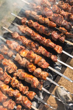 Et kebabı ızgarada şişte pişirilir. Şiş kebap yazın ızgarada kızarır..