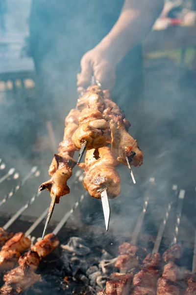 在街上烤肉时 一个烧烤厨师在绞架上烤肉 — 图库照片