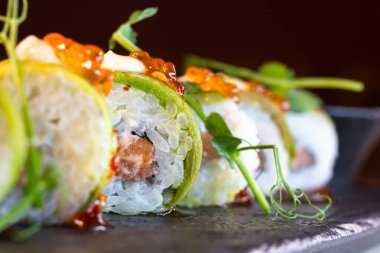 Japon yemeği, yakın plan peynirli pirinç rulosu..