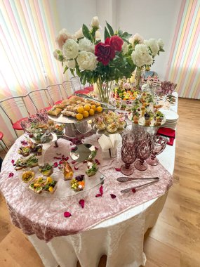 Yemek şirketi etkinliği, tatil için yemek servisi. yemek servisi üst görünümü.