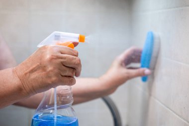 Yakın plan fırçayla fayans temizleme.