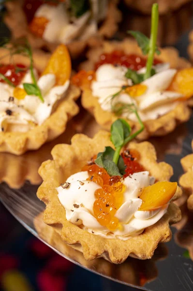 Peynirli tart ve havyar yakın plan. Büfedeki aperatifler.