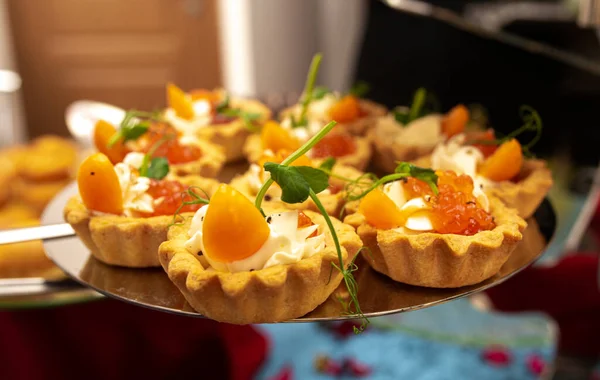 Peynirli tart ve havyar yakın plan. Büfedeki aperatifler.