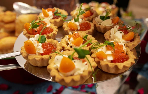 Peynirli tart ve havyar yakın plan. Büfedeki aperatifler.