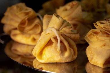 Büfede abur cubur dolu gözleme torbası..