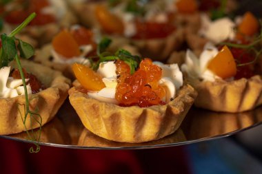 Peynirli tart ve havyar yakın plan. Büfedeki aperatifler.