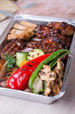 Folyo kutusunda et teslimatı.