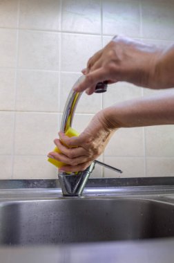 Ellerini yıka ve mutfakta sünger musluğu ile yıka..