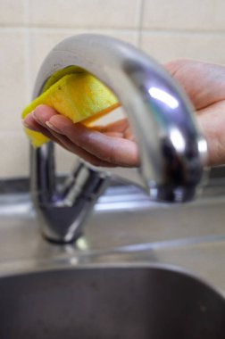 Ellerini krom süngerle yıka..