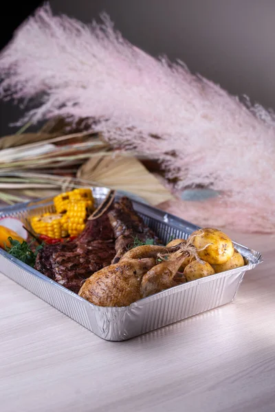 Folyo kutusunda et teslimatı.