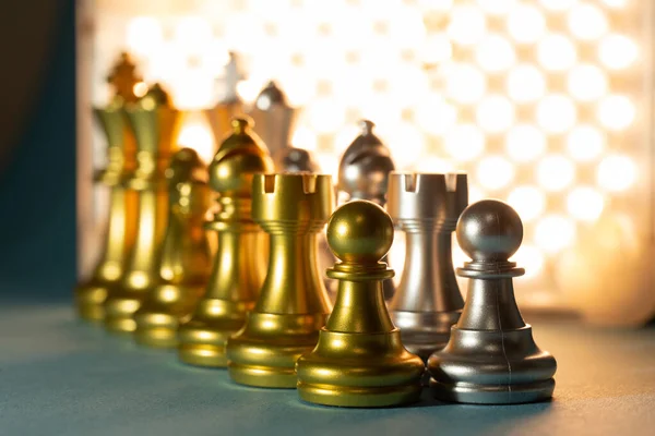 Золотые Серебряные Шахматные Фигуры Фоне Света — стоковое фото