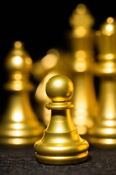 Šachy Zlatý Pěšák Kousek Zblízka Černém Pozadí — Stock fotografie