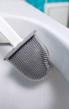 Tuvaleti silikon fırçayla temizlemek..