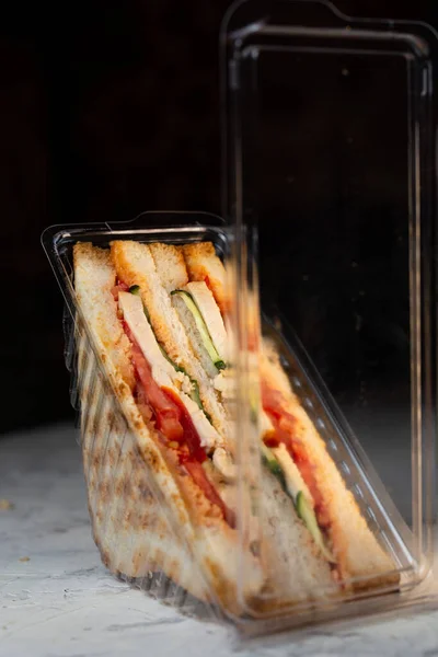 Sándwich Pan Tostado Con Relleno Una Caja Plástico — Foto de Stock