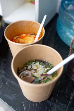 Sıcak çorba kartondan bardakların üstünde..