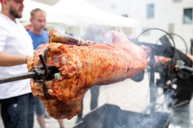 Terbiye edilmiş kuzu tükürüğünde pişirilir..