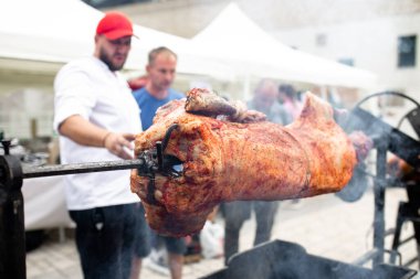 Terbiye edilmiş kuzu tükürüğünde pişirilir..