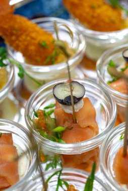 Somon dürümleri, zeytin ve havyar, cam bir kabın içinde..