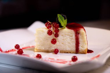 Taze lezzetli peynirli kek bir kafede bir tabakta yakın plan..