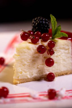 Taze lezzetli peynirli kek bir kafede bir tabakta yakın plan..