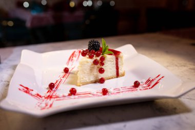 Çilekli taze cheesecake New York. Bir restoranda hizmet verdim..