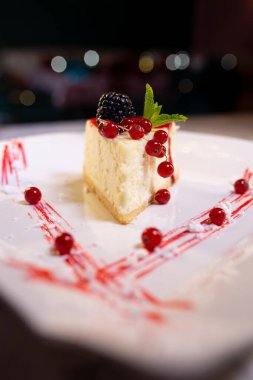 Taze lezzetli peynirli kek bir kafede bir tabakta yakın plan..