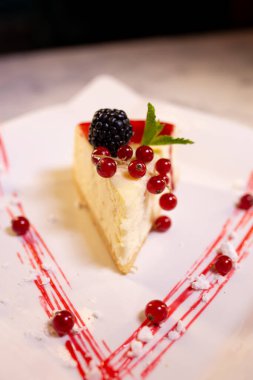 Çilekli taze cheesecake New York. Bir restoranda hizmet verdim..