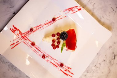 Çilekli yumuşak New York peyniri. Üst manzaralı..