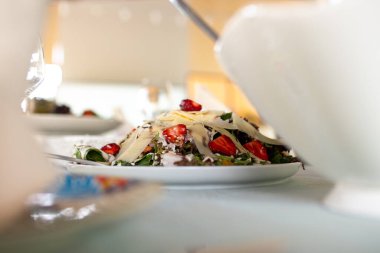 Karidesli salata, çilek ve sert peynir..